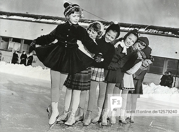 Prinzessin Christina von Schweden  die Eisprinzessin  mit Freunden  1953. Künstler: Unbekannt