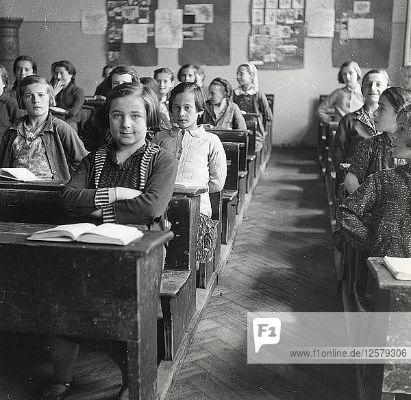 Schulmädchen in einem Klassenzimmer  Sarajewo  Bosnien-Herzegowina  Jugoslawien  1939. Künstler: Unbekannt