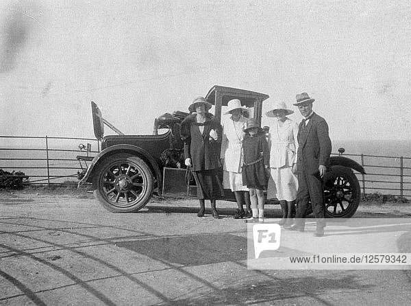Eine Gruppe von Menschen vor ihrem Auto an der Küste  um 1920(?). Künstler: Unbekannt