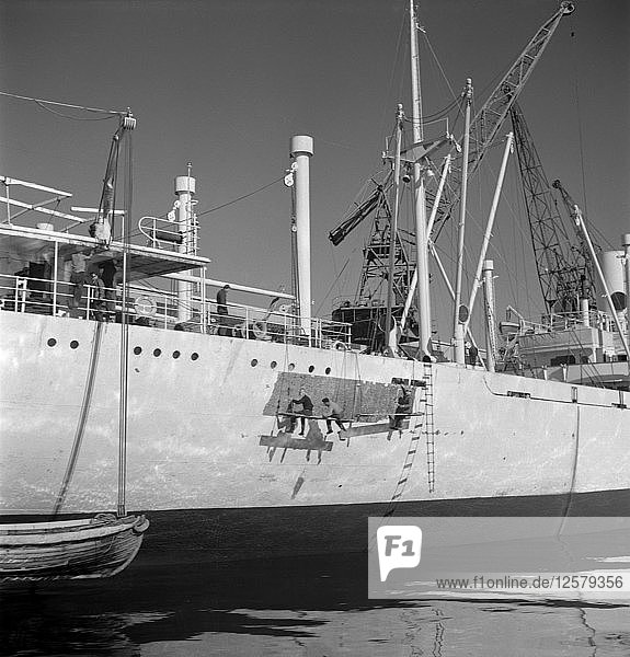 Bemalung eines Schiffsrumpfs im Hafen von Göteborg  Schweden  1960. Künstler: Torkel Lindeberg
