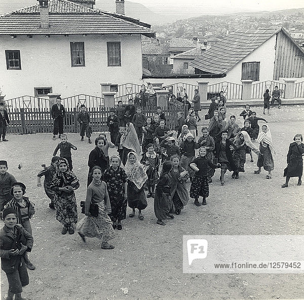 Schulkinder auf dem Spielplatz  Sarajevo  Bosnien-Herzegowina  Jugoslawien  1939. Künstler: Unbekannt