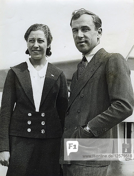 Die britische Fliegerin Amy Johnson mit ihrem Ehemann  James Mollison  um 1930. Künstler: Unbekannt