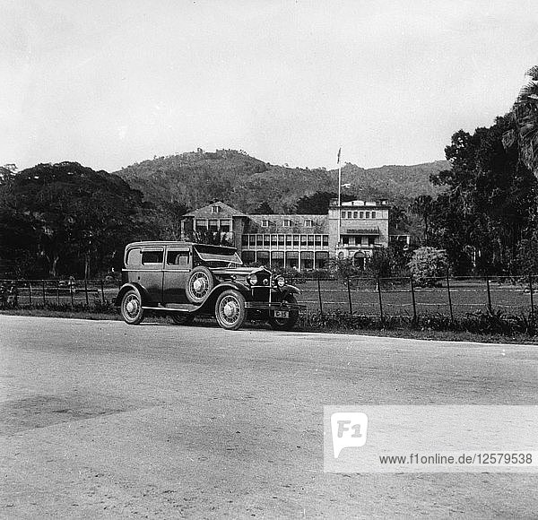Ein Singer-Auto vor dem Haus des Gouverneurs  Trinidad  Trinidad und Tobago  1931 Künstler: Unbekannt