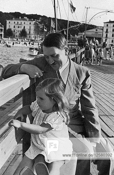Adolf Hitler und Helga Goebbels  1936. Künstler: Unbekannt