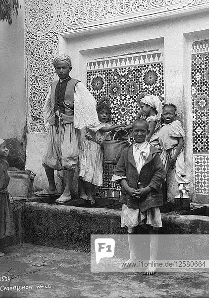 Menschen an einem Brunnen  Casablanca  Marokko  ca. 1920er-c1930er Jahre(?). Künstler: Unbekannt