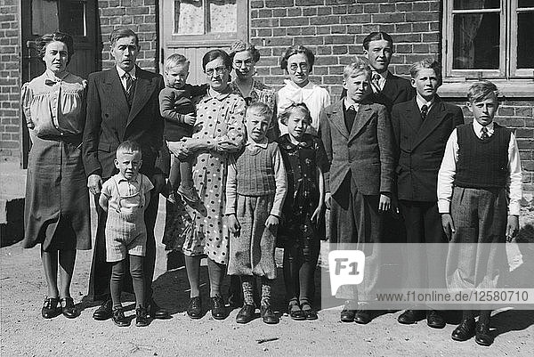 Der schwedische Milchviehhalter Axel Nilson mit seiner Frau und seinen Kindern  20. Mai 1941. Künstler: Otto Ohm