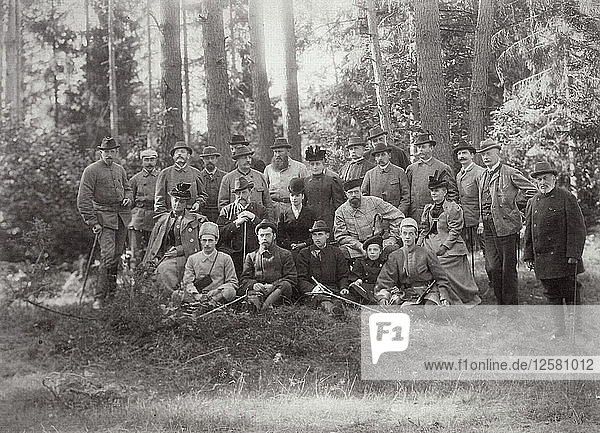 Zar Alexander III. mit Familie und Freunden bei der Jagd im Bialowieza-Wald  Russland  1894. Künstler: Unbekannt