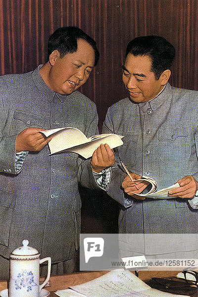 Mao Zedong und Zhou Enlai  chinesische kommunistische Führer  um 1950(?). Künstler: Unbekannt
