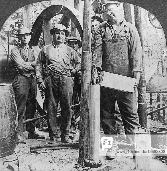 Füllen einer Muschel mit Nitro-Glyzerin  Ölfeld in Pennsylvania  USA  Anfang des 20. Jahrhunderts(?). Künstler: Keystone View Gesellschaft