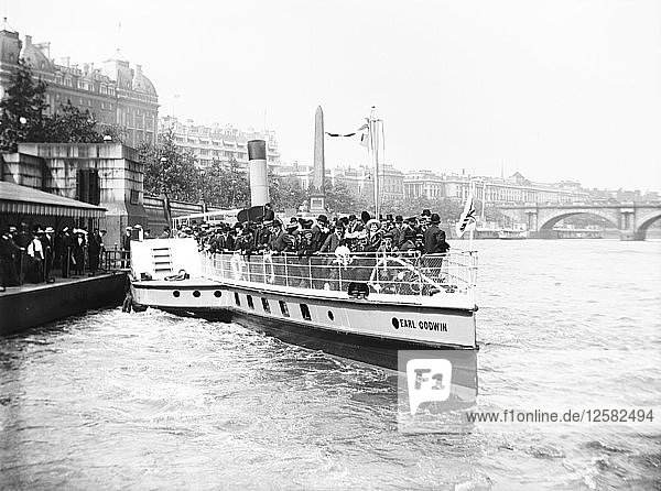 Passengers boarding the steamer Earl Godwin  London  c1905. Artist: Unknown
