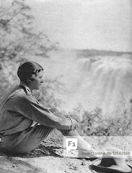 Stella Court Treatt an den Victoriafällen  von Livingstone nach Broken Hill  Nordrhodesien  1925 (1927). Künstler: Thomas A. Glover