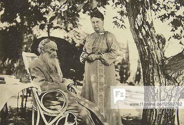 Der russische Schriftsteller Leo Tolstoi und seine Frau Sophia am Schwarzen Meer  Krim  Russland  1902. Künstler: Sofja Tolstaja