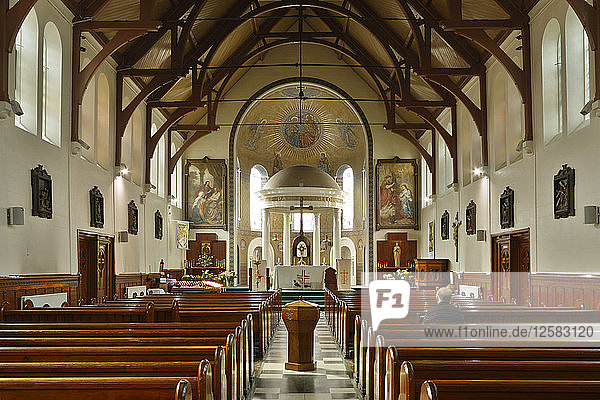 Innenraum der katholischen Kirche St. Marys  Belfast  Nordirland  2010.
