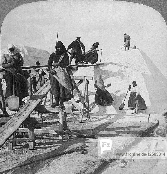 Salzstapelung auf den großen Salzfeldern von Solinen  Schwarzes Meer  Russland  1898. Künstler: Underwood & Underwood