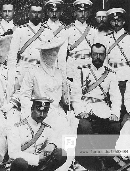 Zar Nikolaus II. und Zarin Alexandra Fjodorowna von Russland mit einer Gruppe von Armeeoffizieren  um 1904. Künstler: Unbekannt