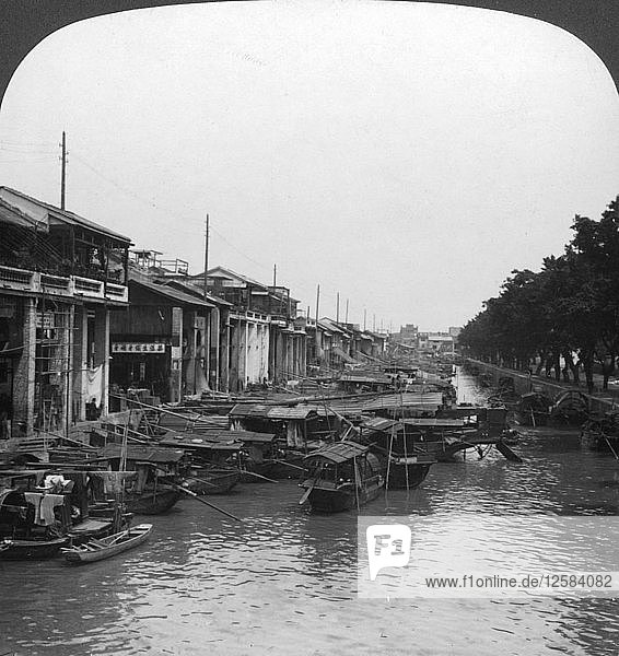 Der überfüllte Kanal  von der Englischen Brücke aus  Kanton  China  1901. Künstler: HC White