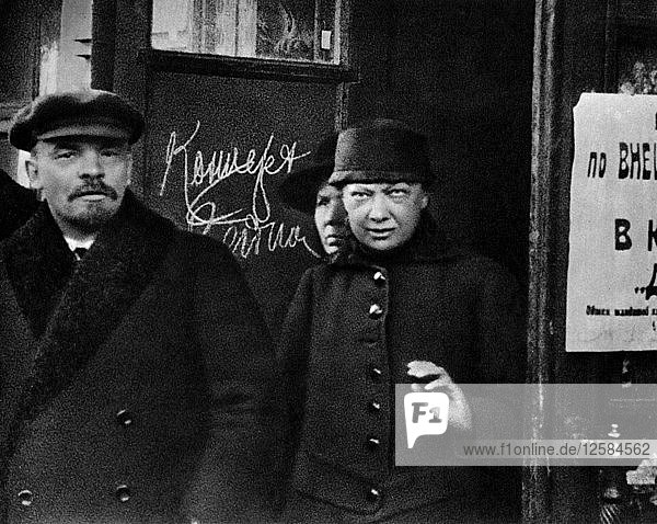 Russischer Bolschewikenführer Wladimir Lenin und seine Frau Nadeschda Krupskaja  Russland  1922. Künstler: Unbekannt
