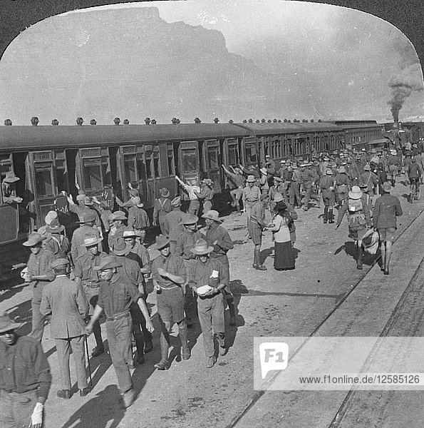 Soldaten der Wiltshire Rifles besteigen einen Zug  Kapstadt  Südafrika  Erster Weltkrieg  um 1915. Künstler: Realistic Travels Verlag