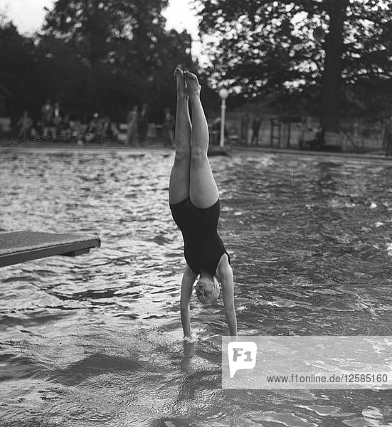 Frau  die in ein Schwimmbecken springt  20. Jahrhundert. Künstler: Unbekannt
