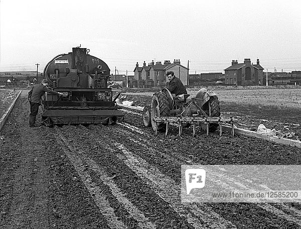 Straßenbauarbeiten  Doncaster  South Yorkshire  November 1955. Künstler: Michael Walters