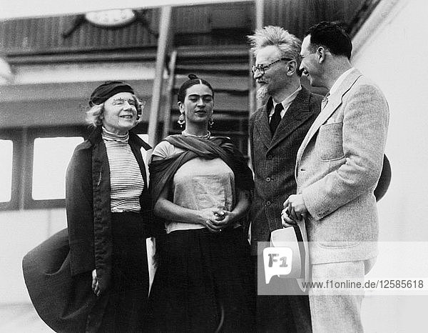 Leo Trotzki mit seiner Frau Natalia Sedova und der mexikanischen Künstlerin Frida Kahlo  1937. Künstler: Unbekannt