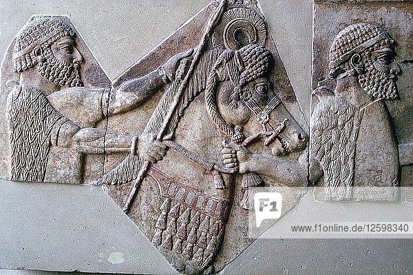 Assyrisches Relief eines Mannes  der ein Pferd und einen Reiter führt. Künstler: Unbekannt