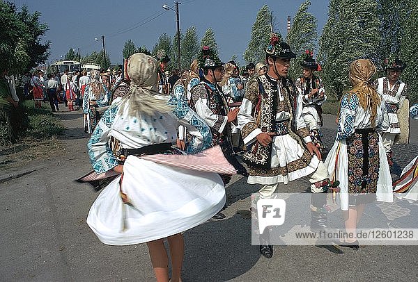 Tänzer bei einem ungarischen Folklorefestival. Künstler: CM Dixon Künstler: Unbekannt