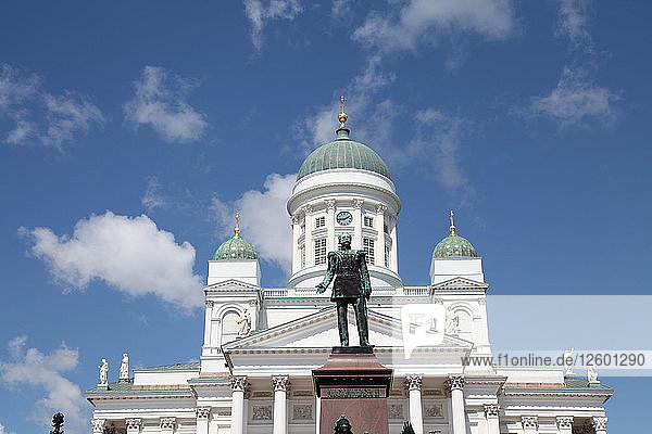 Lutherische Kathedrale und die Statue von Kaiser Alexander II. von Russland  Helsinki  Finnland  2011. Künstler: Sheldon Marshall