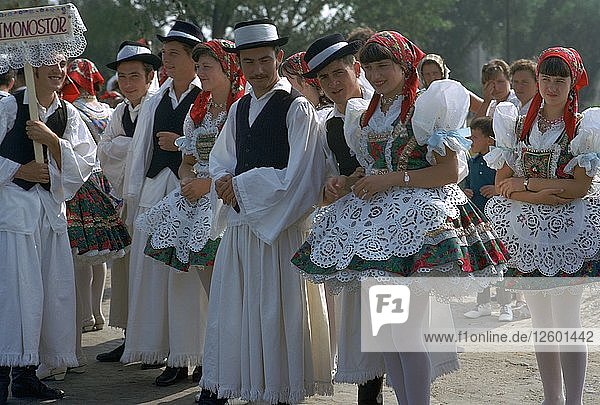 Tänzer bei einem ungarischen Folklorefestival. Künstler: CM Dixon Künstler: Unbekannt
