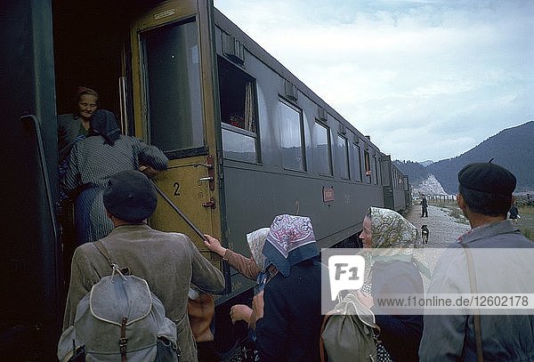 Einheimische besteigen einen Zug in der Tschechoslowakei. Künstler: CM Dixon Künstler: Unbekannt