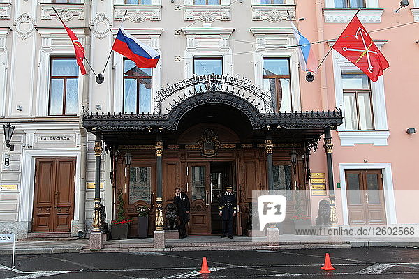 Eingang des Taleon Imperial Hotel  St. Petersburg  Russland  2011. Künstler: Sheldon Marshall