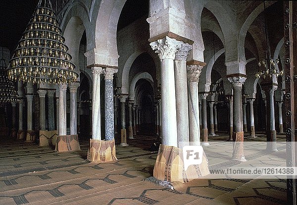 Gebetsraum der Großen Moschee in Kairouan  7. Jahrhundert. Künstler: Unbekannt