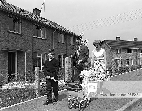 Straßenszene mit Familie  Ollerton  North Nottinghamshire  11. Juli 1962. Künstler: Michael Walters