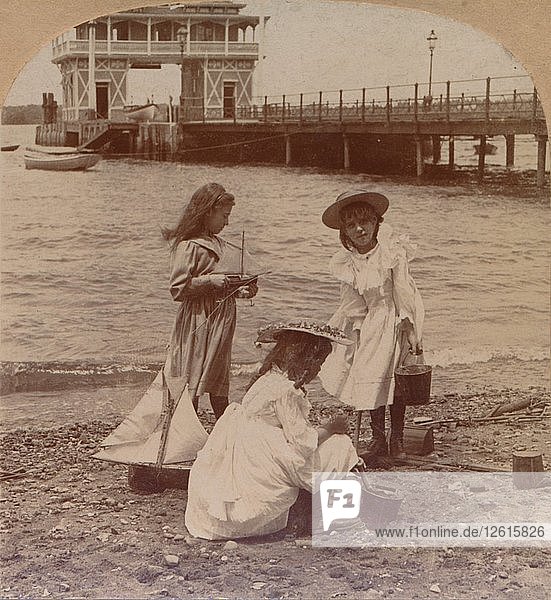 Spielend am Strand um 1900. Künstler: Keystone View Company.