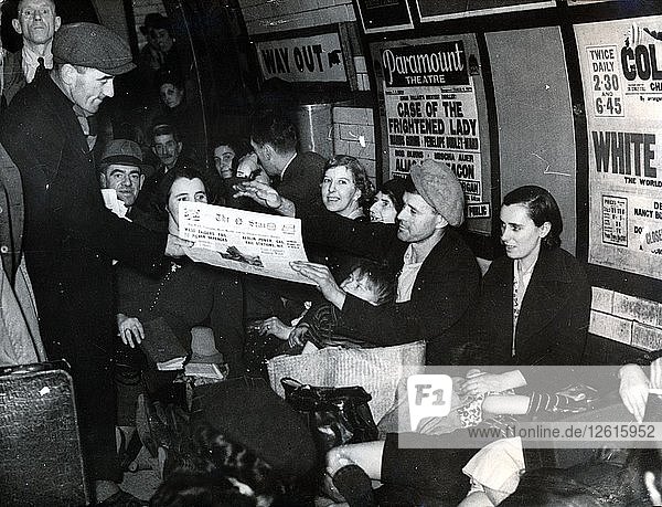 Papierverkäufer in der U-Bahn  London  ca. 1940. Künstler: Unbekannt