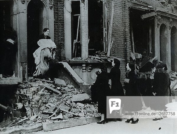 Eine Frau sammelt ihre Habseligkeiten aus einem zerbombten Haus  London  Zweiter Weltkrieg  ca. 1940-c1945. Künstler: Unbekannt