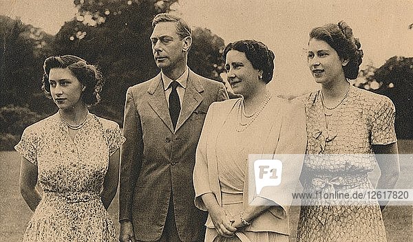 Die Königliche Familie auf dem Gelände der Royal Lodge  Winsor  1946. Künstlerin: Lisa Sheridan
