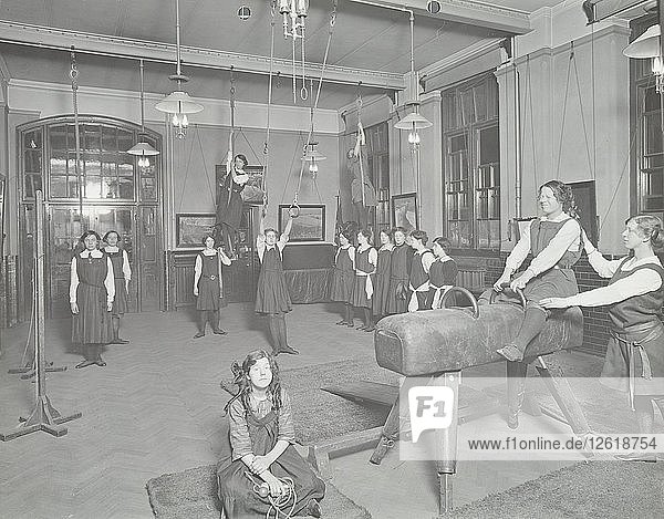 Gymnastikstunde  Laxon Street Evening Institute for Women  London  1914. Künstler: Unbekannt.