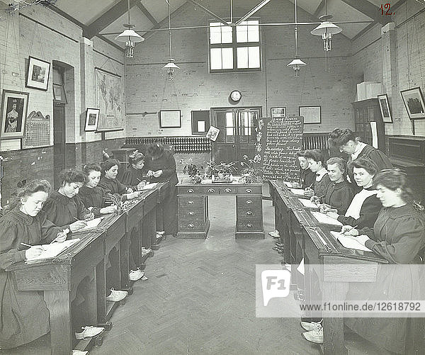 Sprachunterricht über Osterglocken an der Oak Lodge School for Deaf Girls  London  1908. Künstler: Unbekannt.