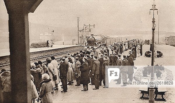 Sympathisches Interesse an dem königlichen Beerdigungszug im Bahnhof Welwyn  1936. Künstler: Unbekannt.