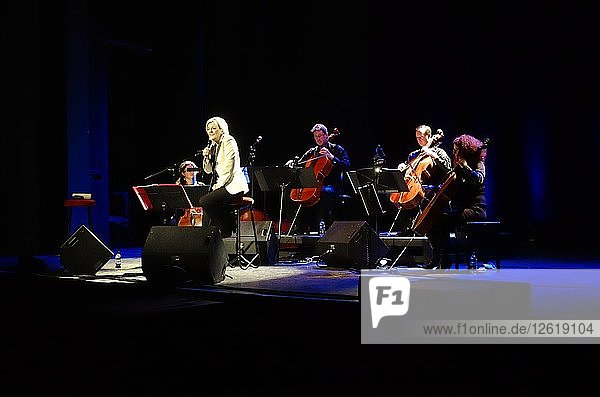 Claire Martin mit dem Montpellier Cello Quartet  De La Warr Pavilion  East Sussex  2013. Künstler: Brian OConnor