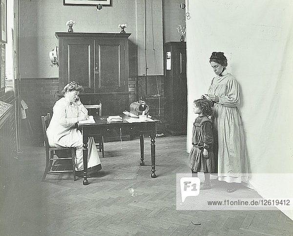 Schulkrankenschwester untersucht das Haar der Mädchen auf Kopfläuse  Chaucer School  London  1911. Künstler: Unbekannt.