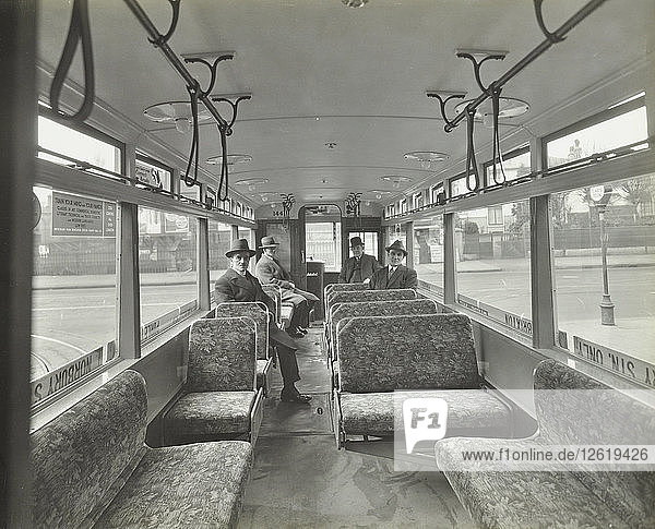 Männer in Hüten und Mänteln im Inneren einer elektrischen Straßenbahn  London  1933. Künstler: Unbekannt.
