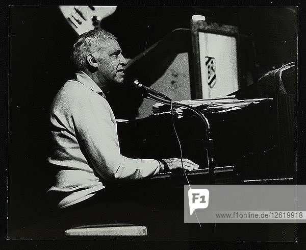 Buddy Rich am Klavier bei seinem letzten Auftritt im Forum Theatre  Hatfield  Hertfordshire  1986. Künstler: Denis Williams