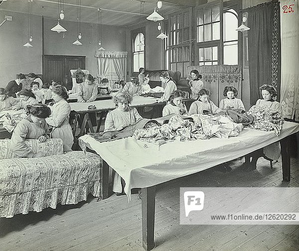 Ein Polsterkurs für Studentinnen am Borough Polytechnic  Southwark  London  1911. Künstler: Unbekannt.