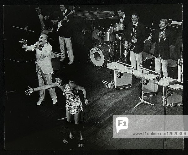 Joe Loss (links) auf der Bühne mit seinem Orchester im Forum Theatre  Hatfield  Hertfordshire  1986. Künstler: Denis Williams