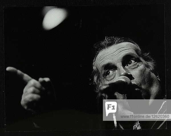 George Melly auf der Bühne des Forum Theatre  Hatfield  Hertfordshire  8. April 1983. Künstler: Denis Williams