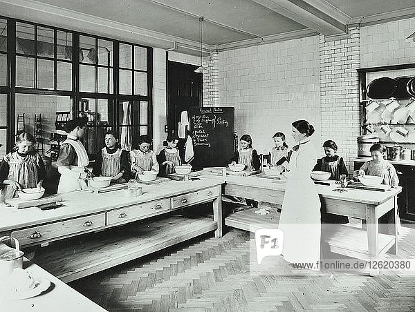 Lehrerstudent in einer Kochstunde  Battersea Polytechnic  London  1907. Künstler: Unbekannt.