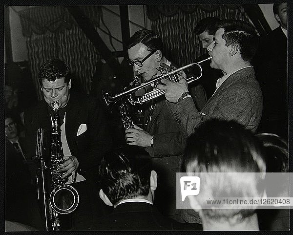 Das Tubby Hayes Sextett spielt im Co-op Civic Centre  Bristol  1950er Jahre. Abgebildet sind Tubby Hayes (Künstler: Denis Williams
