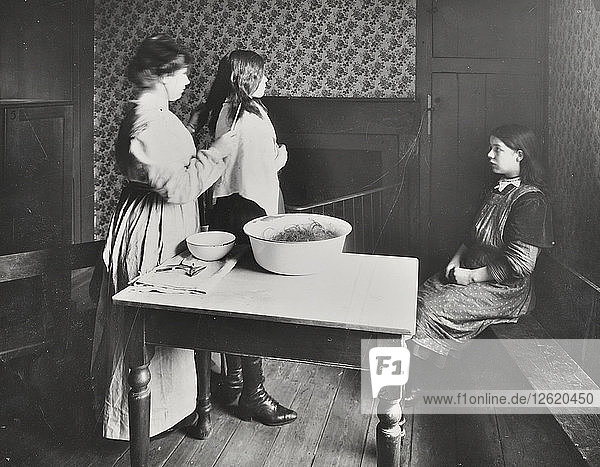 Eine Krankenschwester untersucht das Haar eines Mädchens  Central Street Cleansing Station  London  1914. Künstler: Unbekannt.